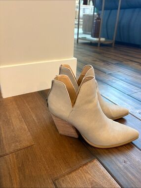 Women’s Light Gray Pointed Ankle Booties with Stacked Heel